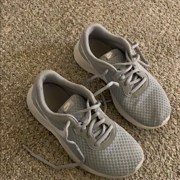 girls nike tennis shoes